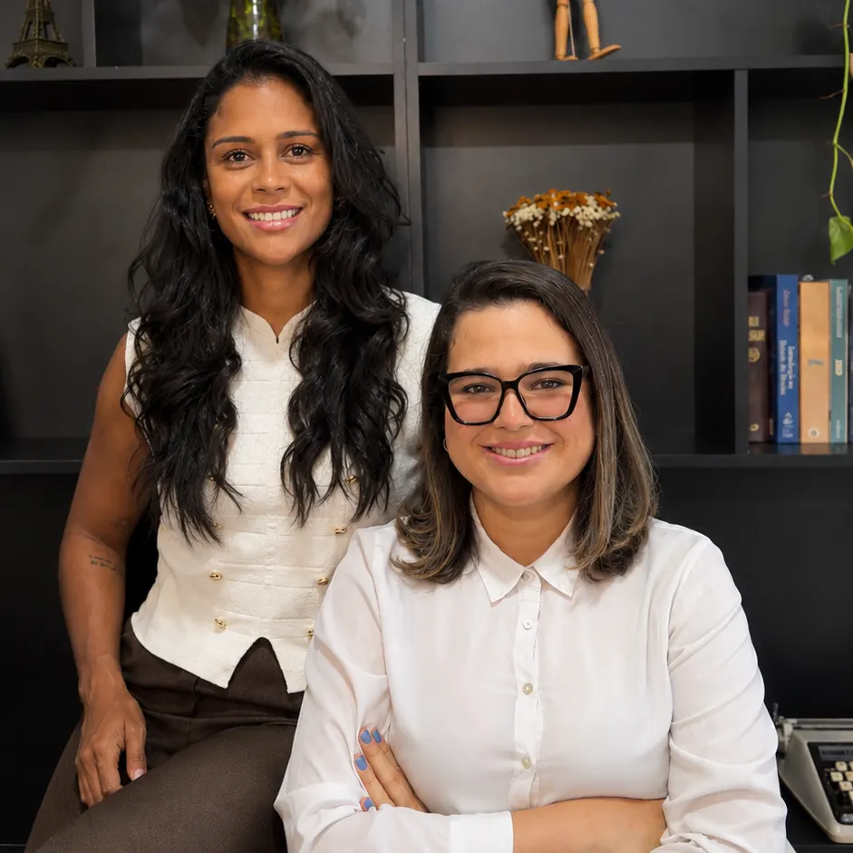 Dra. Bruna Maciel e Dra. Luana Amorim no escritório em Belo Horizonte
